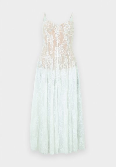Dlhé bledomodré čipkované šaty s priliehavým korzetovým živôtikom, kvetinovým vzorom a tenkými ramienkami, zobrazené na jednoduchom pozadí.