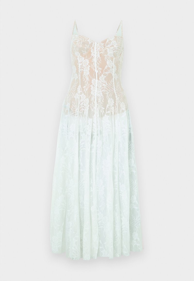 Longue robe en dentelle bleu pâle avec corset ajusté, motif floral et fines bretelles, présentée sur fond uni.