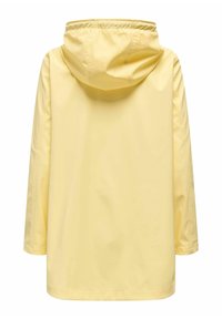 Rumena nepremočljiva jakna s kapuco, z ohlapnim krojem in dolgimi rokavi. Gladek tekstura s preprosto zasnovo in brez vidnih zapenjanj.