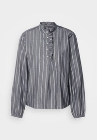 Blouse grise à manches longues avec rayures blanches verticales, col montant volanté et patte de boutonnage au centre devant.