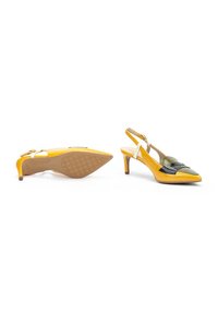 Talons aiguilles en cuir verni jaune avec des bouts pointus, des accents noirs et verts olive, et des talons fins. Semelles en caoutchouc texturé.