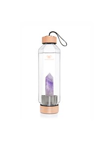 Bouteille d'eau en verre transparent avec une forme hexagonale, accents en rose gold, contenant un cristal violet à l'intérieur et un couvercle amovible avec une poignée.