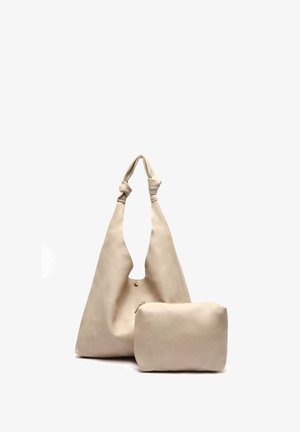 Borsa a spalla in pelle beige con manico annodato, dotata di una pochette con zip in una texture e colore abbinati. Superficie liscia e leggermente granulosa.