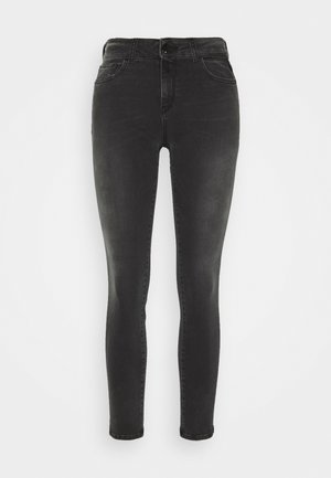 Sorte slimfit jeans med for- og baglommer, bæltestropper samt knap- og lynlås lukning.