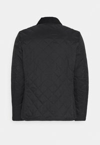 Veste matelassée noire avec col, arborant un motif en losange et une texture lisse. Design simple, sans éléments métalliques ou accents visibles.