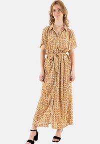 Vestido maxi con mangas cortas, frente abotonado, cintura con lazo, en tejido amarillo y beige con un patrón de cuadros y acentos en morado.