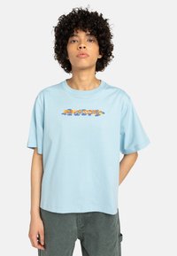 T-shirt en coton bleu clair à manches courtes, avec un graphique coloré "SECOND NATURE" imprimé sur la poitrine. Coupe simple et décontractée.
