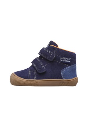 Chaussure bleu marine pour tout-petit avec deux bandes velcro, semelle en caoutchouc marron, doublure intérieure orange et étiquette "Barefoot Naturtex" sur le côté.