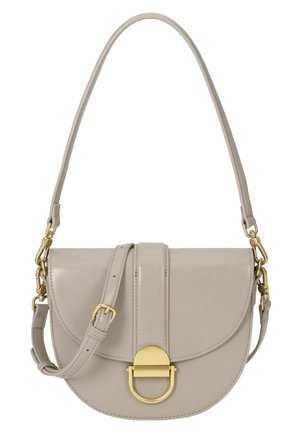 Jasnobeżowa skórzana torebka na ramię z zakrzywioną klapką, regulowanym paskiem oraz zapięciem w kształcie litery D w kolorze złotym.