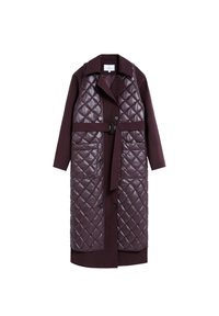 Abrigo largo acolchado en burdeos oscuro con textura acolchada, cintura con cinturón y una mezcla de acabados brillantes y mates. Cuenta con dos bolsillos delanteros.