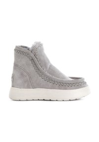 Botas de tobillo de ante gris con un forro suave, detalles de costura a lo largo de los bordes y una suela de goma blanca. Punta redondeada con parte delantera abierta.