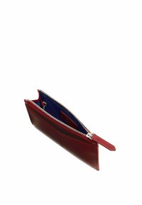 Borsetta rettangolare in pelle rossa con chiusura a zip, dotata di un interno blu. Ha una texture liscia e un piccolo tirante in pelle.