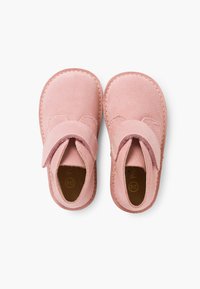 Zapatos de ante rosa claro con forma redondeada, puntera redonda y correa de Velcro, con suela cosida y textura suave.