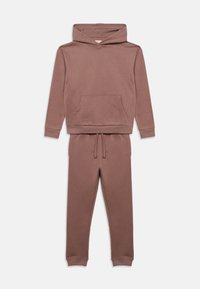 Καφέ φούτερ με κουκούλα και μπροστινή τσέπη, καθώς και παντελόνι με κορδόνι, και τα δύο από μαλακό ύφασμα. Διαθέτουν ριμπ μανσέτες και ζώνη μέσης, με άνετη εφαρμογή.