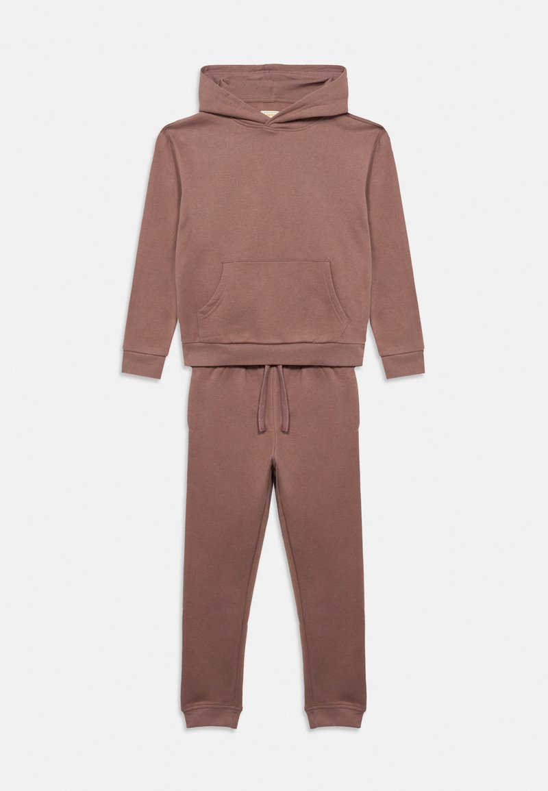 Καφέ φούτερ με κουκούλα και μπροστινή τσέπη, καθώς και παντελόνι με κορδόνι, και τα δύο από μαλακό ύφασμα. Διαθέτουν ριμπ μανσέτες και ζώνη μέσης, με άνετη εφαρμογή.