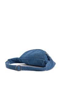 Modrá džínová crossbody taška s zakřiveným tvarem, nastavitelným popruhem a kapsou na zip. Vyznačuje se texturovanou tkaninou a kovovými doplňky.