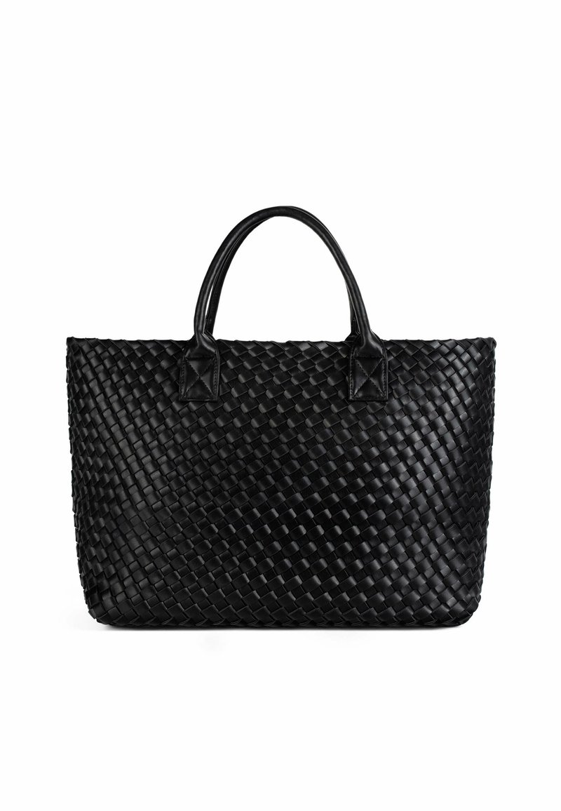 Czarna pleciona skórzana torba na ramię z dwoma solidnymi uchwytami; kształt prostokątny; teksturowana powierzchnia dzięki wzorowi plecionki; minimalistyczny design.