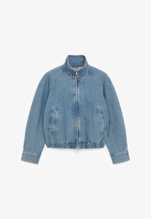 Chaqueta de mezclilla azul claro con cremallera frontal completa, cuello alto, bolsillos laterales, mangas largas y dobladillo elástico sobre fondo blanco.