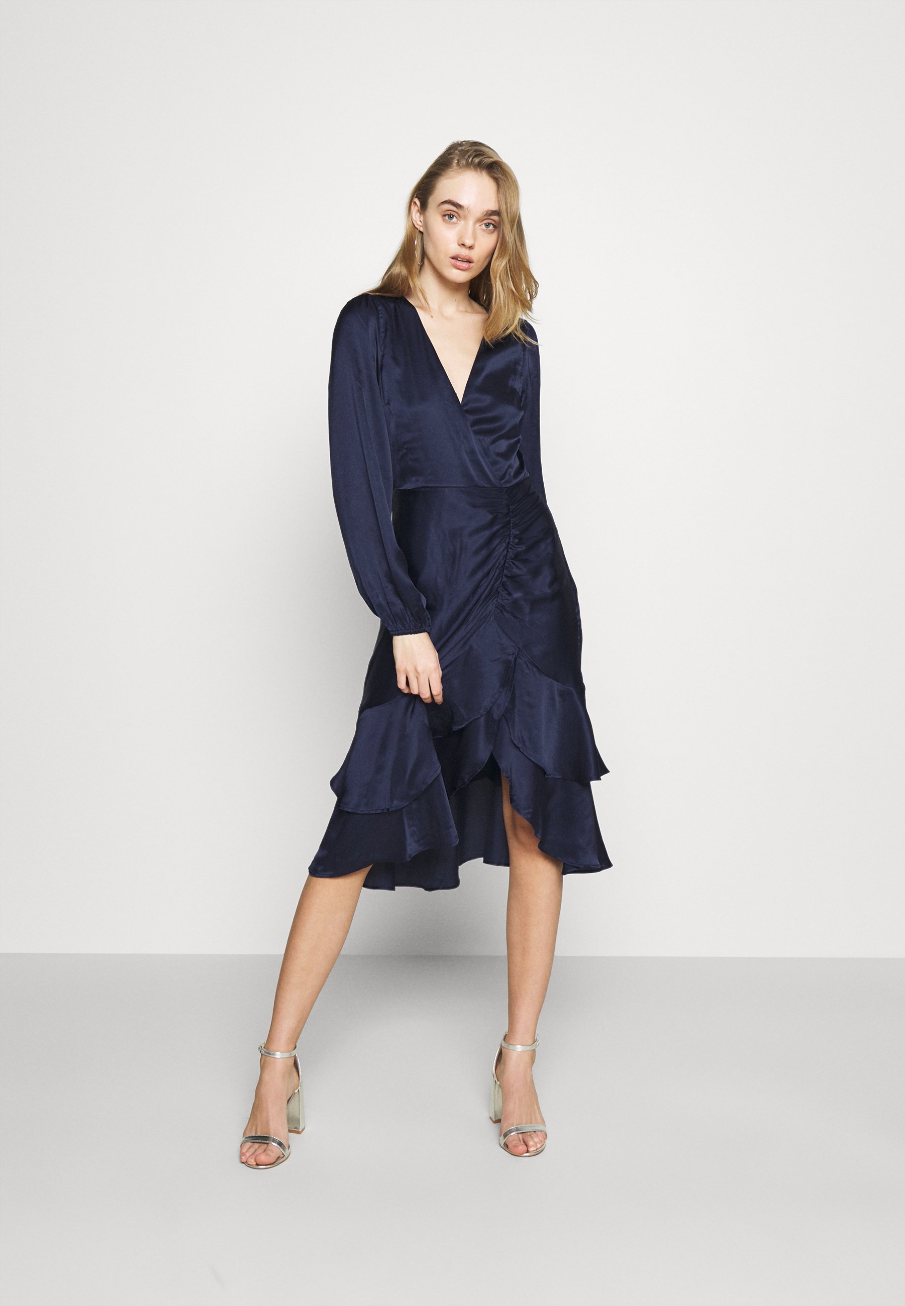 Nly By Nelly Eyes On Me Ruched Dress Kokteilinė Suknelė Vakarėlių Suknelė Navy Tamsiai Mėlyna Zalando Lt