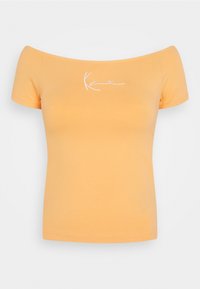 Κίτρινο μπλουζάκι με ανοιχτούς ώμους από μαλακό βαμβάκι, με κοντά μανίκια και λευκή κεντημένη λογότυπο "Kane" στο στήθος.