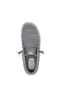 Grau gestrickter Slipper mit flexibler Textur, runder Spitze und elastischen Schnürsenkeln. Verfügt über eine weiße Sohle und ein Design mit markiertem Innenfutter.