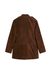 Veste en daim marron avec un col montant, des manches longues et une coupe droite. Caractérisée par des coutures minimales et un seul bouton décoratif sur l'épaule.