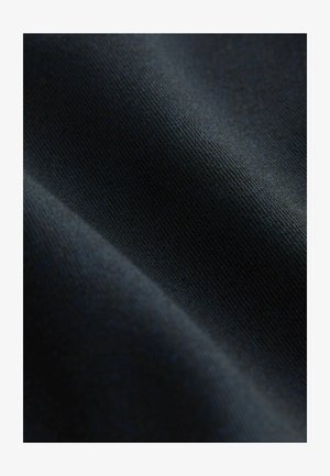 Dunkler Stoff mit einer glatten Textur, der ein dezentes geripptes Muster aufweist. Die Farbe ist ein tiefes Schwarz, das ein klassisches Erscheinungsbild erzeugt.