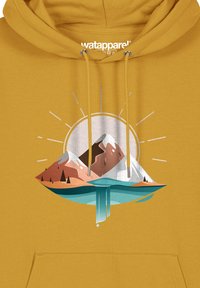 Geel katoenen hoodie met een grafisch ontwerp van een berglandschap, inclusief blauw water, bruine bergen en een cirkelvormige zon.