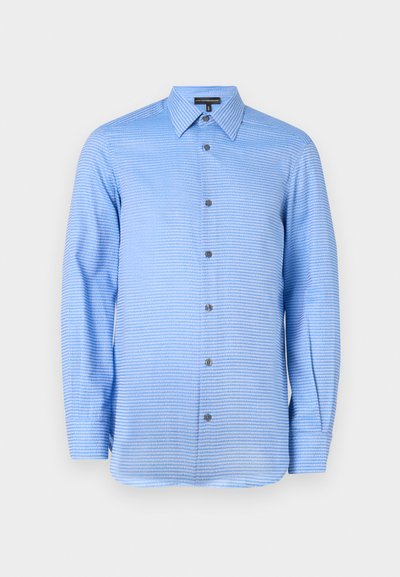 Camisa de manga larga azul claro con un patrón de rayas horizontales, cierre frontal de botones y un cuello clásico. Presenta botones oscuros a lo largo de la tapeta.