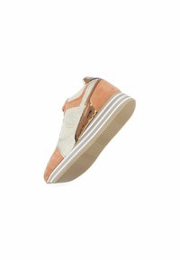Baskets en cuir de pêche et en maille beige, avec un accent métallique sur le côté, une semelle en caoutchouc texturé et des détails rayés blancs.