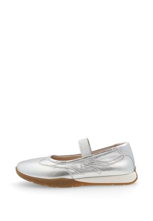 Scarpa Mary Jane argento con cinturino elastico, dettaglio laterale testurizzato, intersuola bianca e suola in gomma marrone, mostrata di profilo su sfondo bianco.