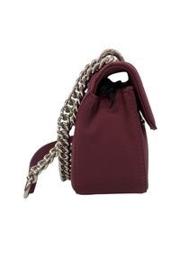 Borsa a mano in pelle borgogna con finitura texturizzata, dotata di tracolla in catena argentata e chiusura a coulisse nella parte superiore.