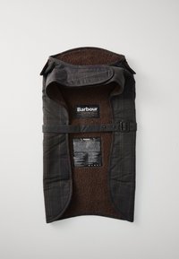 Pardoseală de câine din țesătură tartan închise, cu căptușeală din fleece maro, curea ajustabilă și etichetă Barbour în interior.