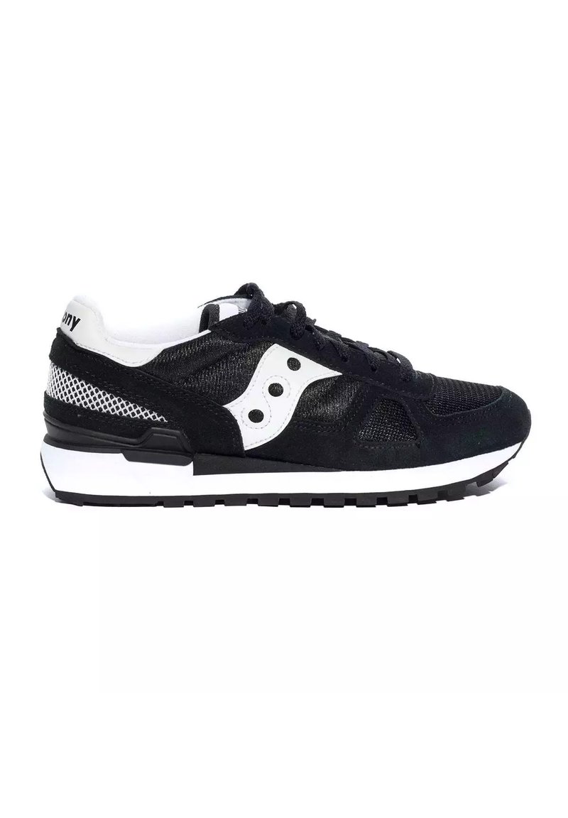 Scarpa da ginnastica nera in materiale scamosciato e mesh, con accenti bianchi, suola testurizzata e tre fori di ventilazione circolari sul lato.