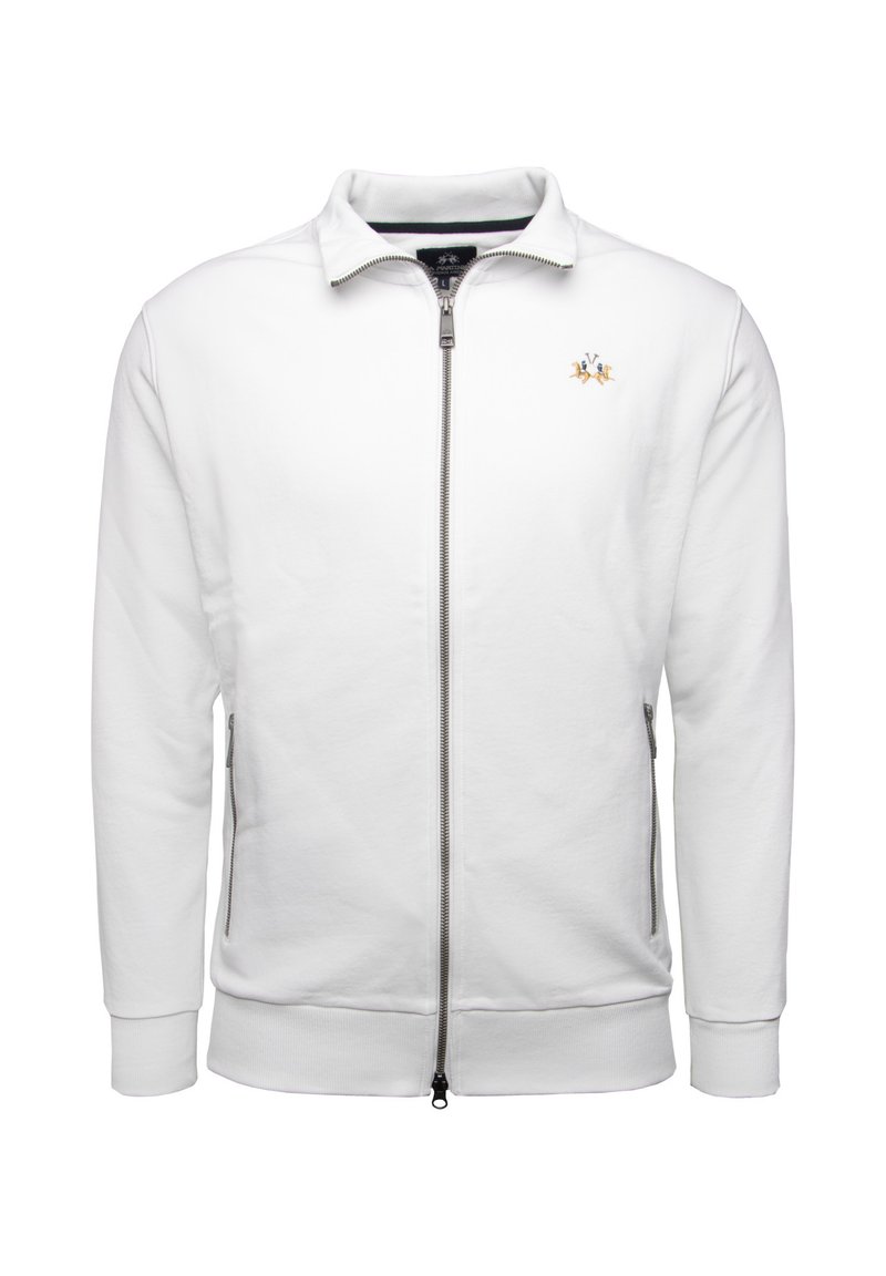 Sudadera blanca con cremallera y cuello alzado, que presenta un pequeño logo bordado y bolsillos laterales, fabricada en un suave tejido texturizado.