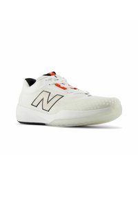 Weißer Sportschuh mit schwarzen und grauen Akzenten, ausgestattet mit einem strukturierten Obermaterial, orangenen Schnürsenkeln und einer strukturierten Sohle für besseren Halt.