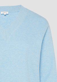 Hemelsblauw V-hals trui met ribbelkraag en een gestructureerde stof, met lange mouwen en een zachte, gebreide uitstraling.