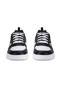 Must musta paar must-valge-punase värviga Reeboki spordijalatsid valgete paeltega, vaadatuna frontaalvaates valgel taustal.