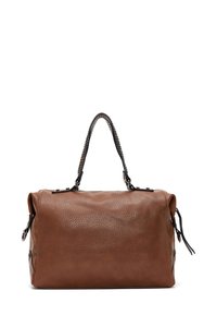 Borsa da viaggio in pelle marrone con superficie testurizzata, caratterizzata da dettagli in catena nera sulla maniglia e sulle cerniere laterali.
