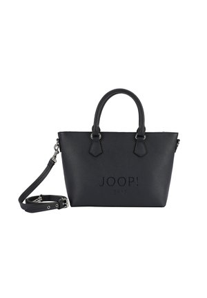 Sac fourre-tout en cuir noir texturé avec poignées doubles et bandoulière réglable. Présente un logo de marque embossé sur le devant.