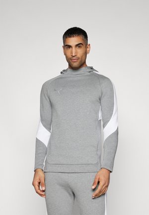 Grå sports sweatshirt med høj krave, hvide sideaccenter og hætte, lavet af et glat og strækbart stof. Har en forlommer.