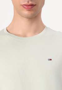 Tommy Jeans SLIM TEE - T-shirt - bas - misty sage