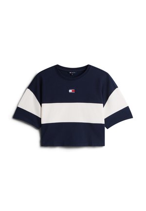 Tricou scurt bleumarin cu dungă largă albă orizontală pe piept și mâneci, având logo mic Tommy Jeans în centrul pieptului.