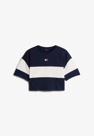 Tricou scurt bleumarin cu dungă largă albă orizontală pe piept și mâneci, având logo mic Tommy Jeans în centrul pieptului.