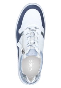 Witte leren sneaker met marineblauwe accenten en een zilveren rits. Heeft een textuur oppervlak en een gevoerde zool. Logo binnenin de schoen.