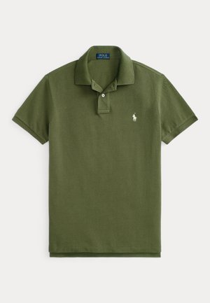 Polo vert olive en coton texturé avec une patte de boutonnage à deux boutons, des manches courtes et un petit logo blanc brodé sur la poitrine.