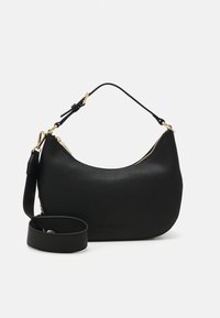 Borsa a mano in pelle nera con silhouette strutturata, dotata di una zip dorata, tracolla regolabile e finitura testurizzata.