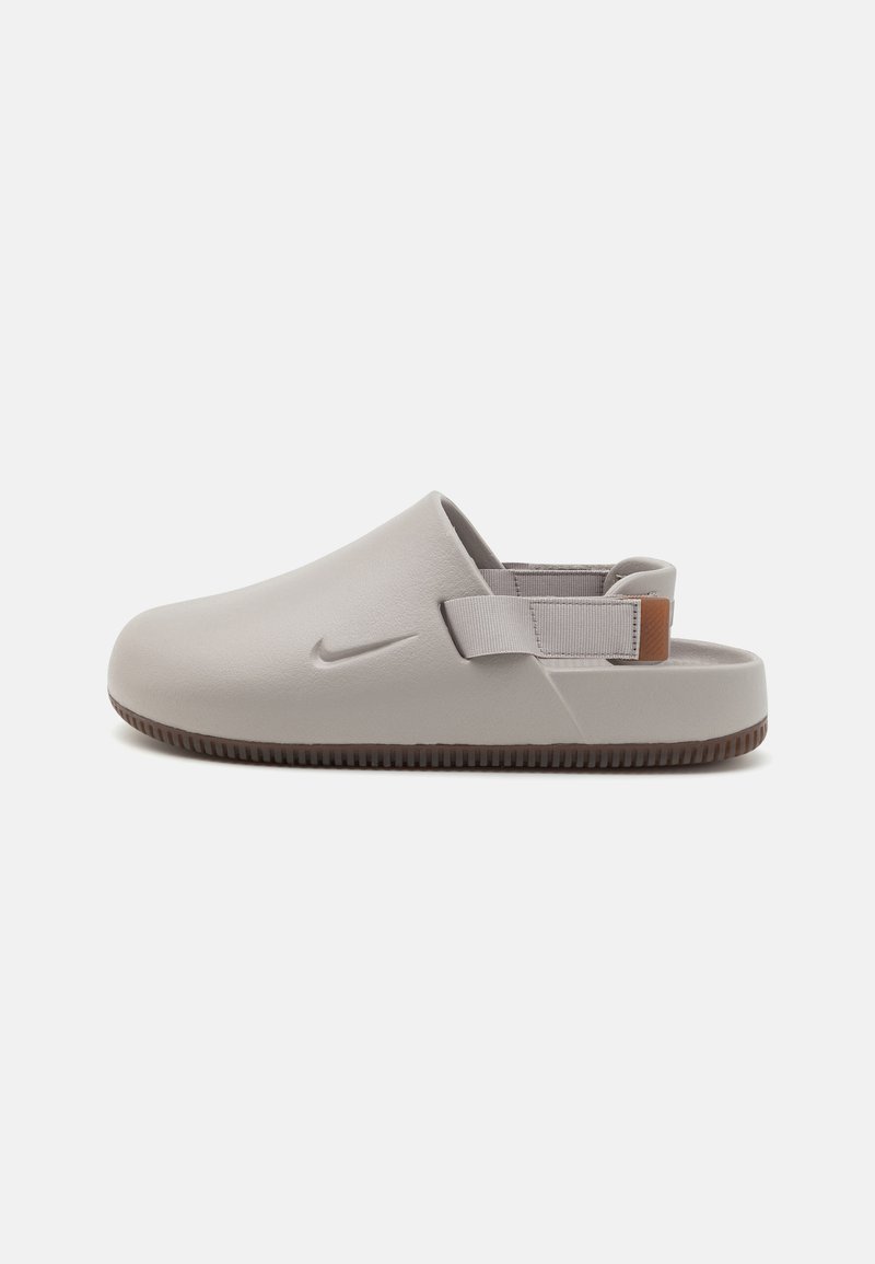 Nike Sportswear CALM MULE UNISEX - Mulas - college grey/med brown