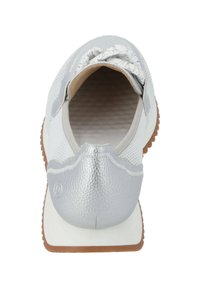 Zapatilla plateada con parte superior de malla y acentos de cuero texturizado, que presenta una punta redonda y una suela de goma resistente en marrón.