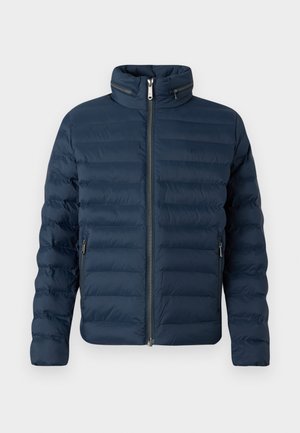 Marineblå pufferjakke med høj krave, lynlås og sidelommer. Har horisontal syning for isolering og en glat tekstur.